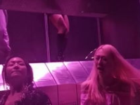 小姐姐酒吧捧场,掀起夜生活热潮